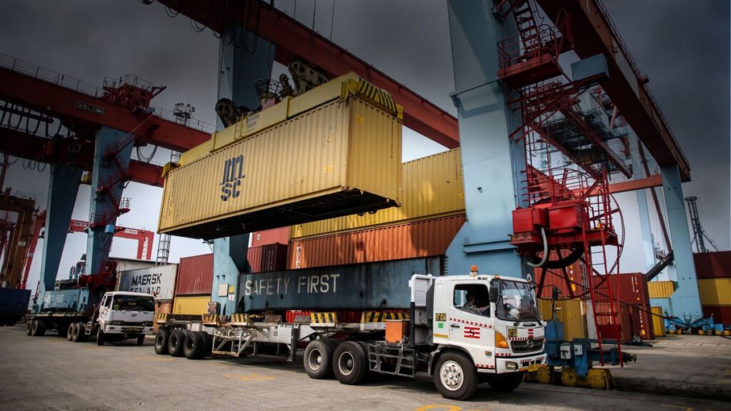 Logistik Maritim Indonesia, Pelabuhan, Shipping, Container, dan Distribusi